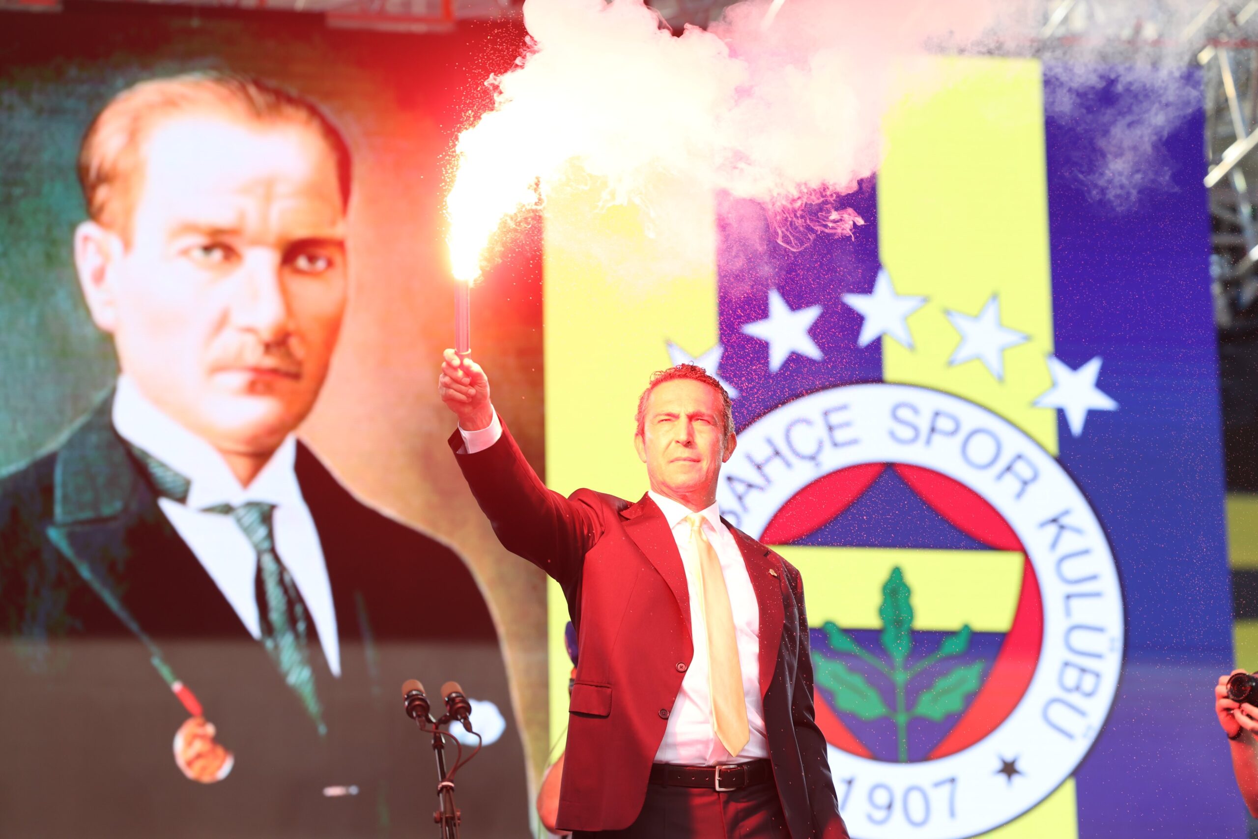 Ali Y. Koç, yeniden Fenerbahçe Spor Kulübü başkanı seçildi.  