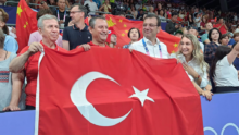 CHP Genel Başkanı Özgür Özel, Ekrem İmamoğlu ve Mansur Yavaş ile 2024 Paris Olimpiyatları’nda Filenin Sultanları’nın çeyrek final müsabakasını tribünden takip etti.